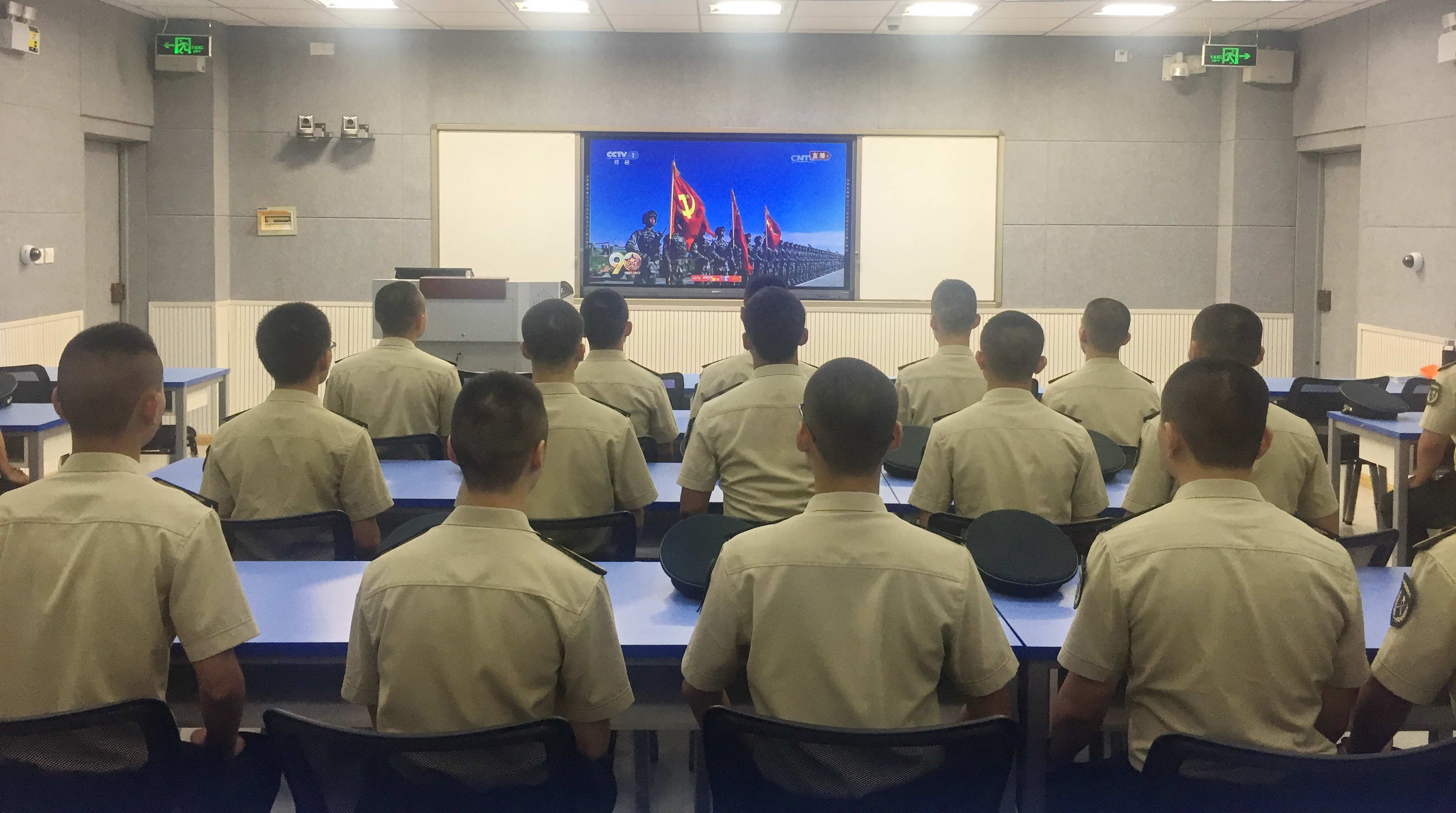 国教院留学生集体观看新中国成立70周年阅兵式直播-国际教育学院